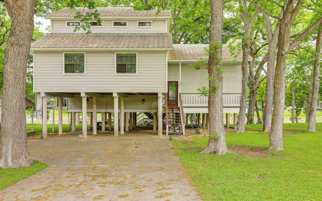 Waterfront Seguin Lake House Near Downtown
