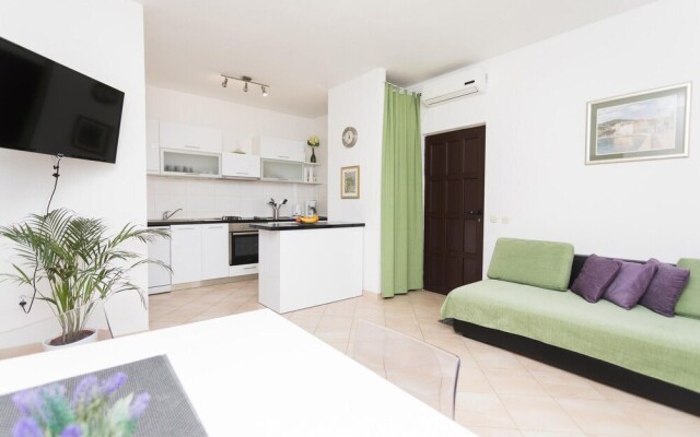 Amazing Home in Sutivan with Hot Tub, WiFi & 3 Bedrooms