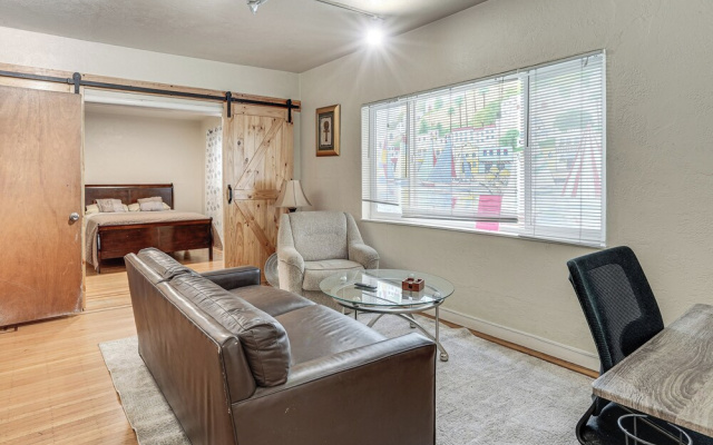 Walkable Dtwn Oakland Apt w/ Shared Rooftop!