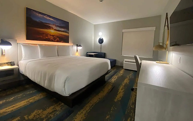 La Quinta Inn & Suites by Wyndham DeSoto