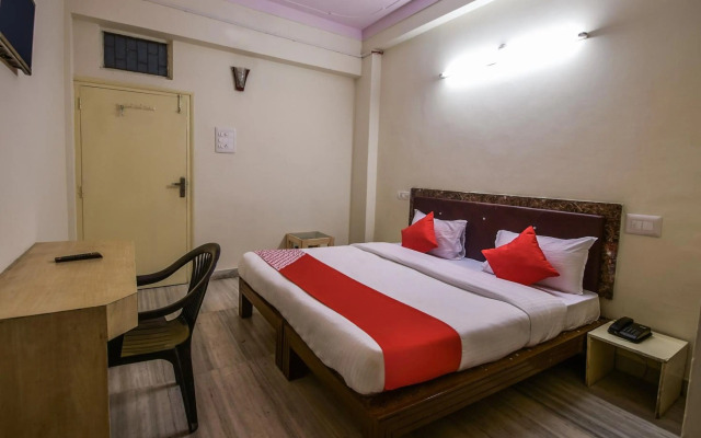 OYO 15212 Hotel Seema