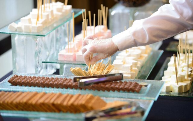 Crowne Plaza Dulles Airport by IHG