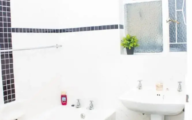 Immaculate 3 Bedroomed Guesthouse in Ilanda - 2041