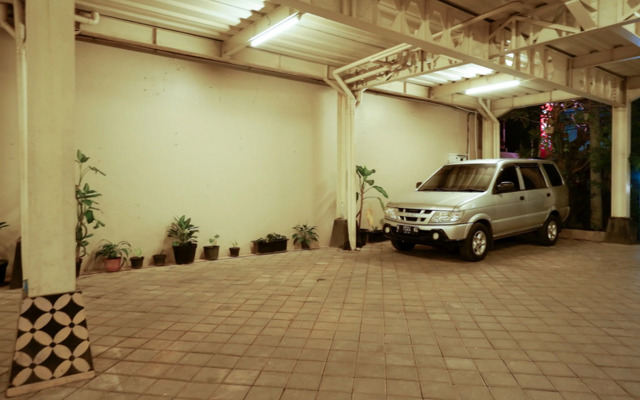 RedDoorz Plus near Hartono Mall 2