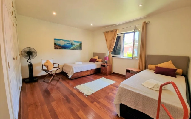 Villa Fati in Pen Nsula de Tr ia