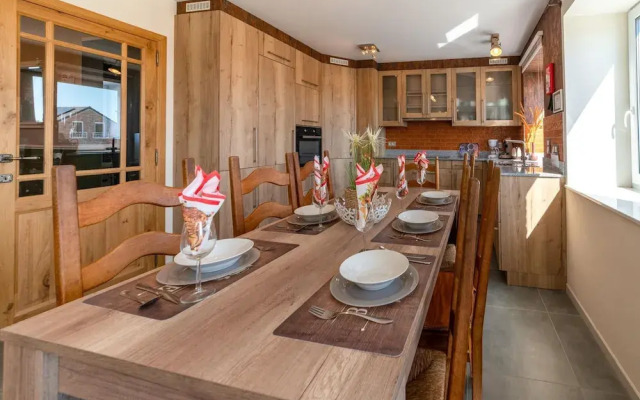 Spacious Getaway Near Spa F1