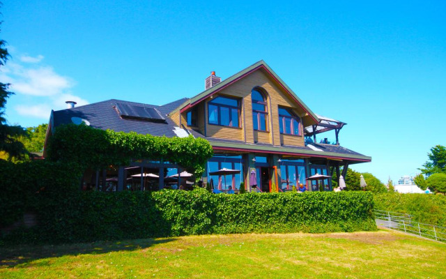 Spinnakers Brewpub & Guesthouses