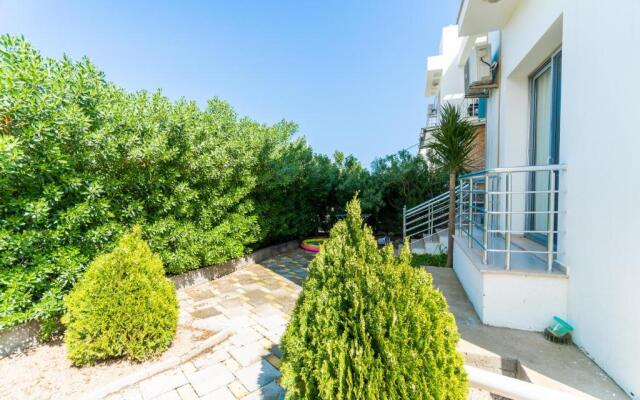 Beautiful & Quiet Two-Bedroom Apartment with Private Garden Lukomorye C1