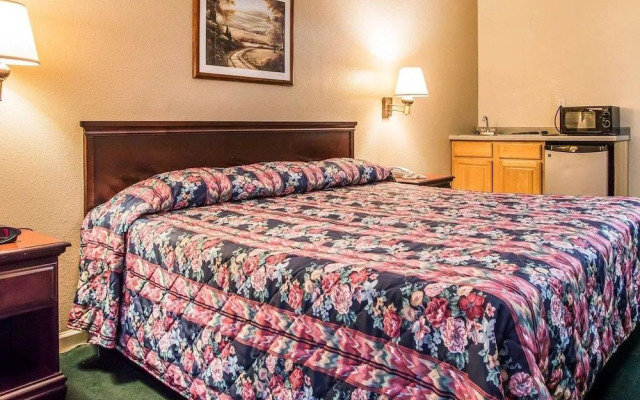 Econo Lodge Inn & Suites Granite City