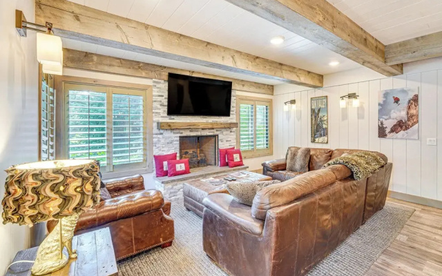 Cozy Sun Valley Townhome w/ Mountain Views!