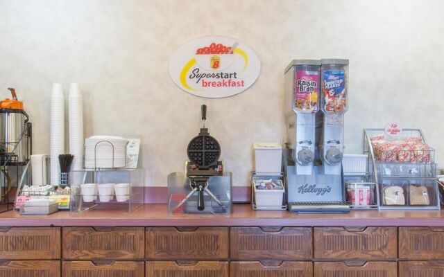 Super 8 Motel - Racine