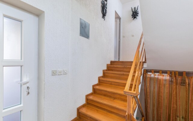 Beautiful Apartment in Stinjan With Wifi