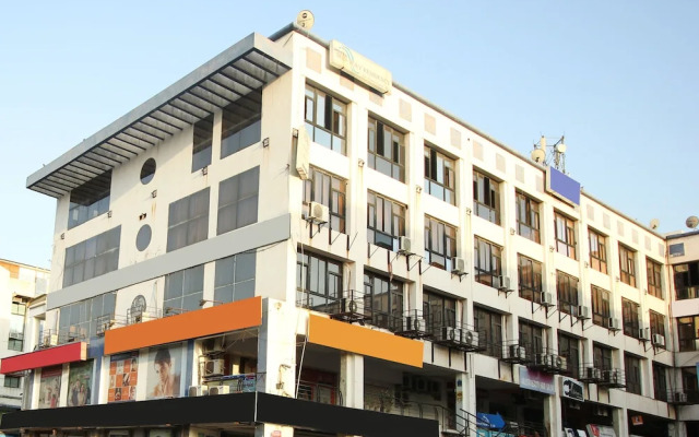 OYO 5122 Hotel Midway Residency