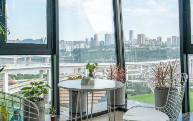 Smiley's Long Time No See Hostel (Chongqing Crown Grand Escalator Lianglukou Metro Station Branch） – Balcony – Chongqing