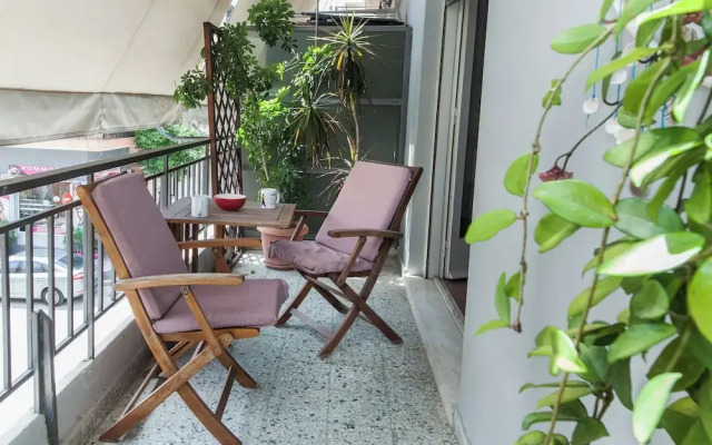 Spacious 2 Bd Pireas Apt w Cozy Balcony
