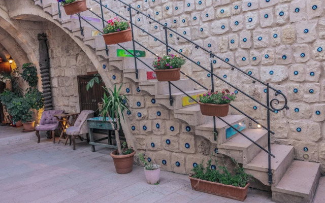 Tafana Cave & Stone Lodge