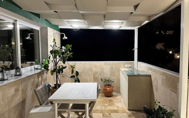 Luxurious 2-bed Seaside Apartment in Saronida