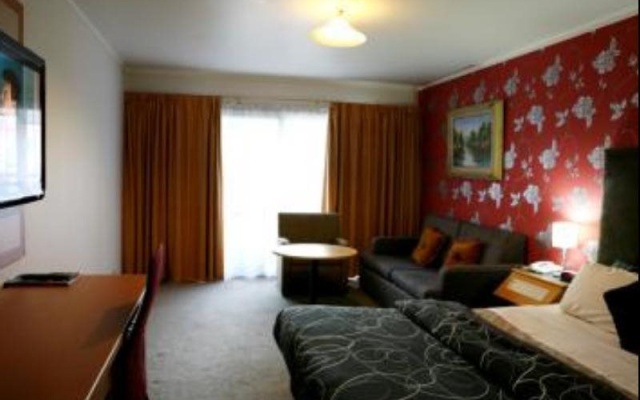 Auckland Airport Pacific Inn – Guest Rooms – Mangere