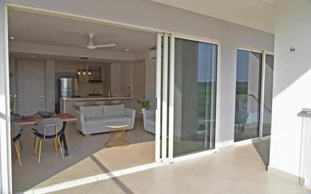 Spacious Apartment in a Modern Condominium w Lovely View