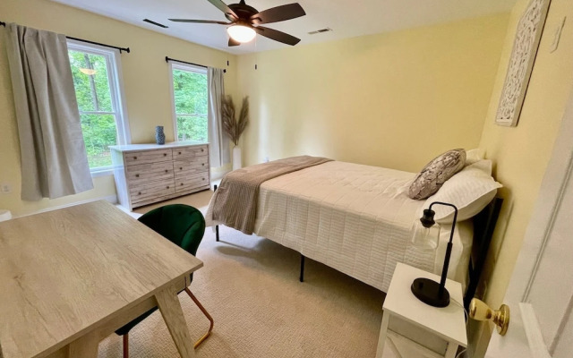 Woodhaven: Your Serene Countryside Escape 5 Bedroom Farmhouse by RedAwning