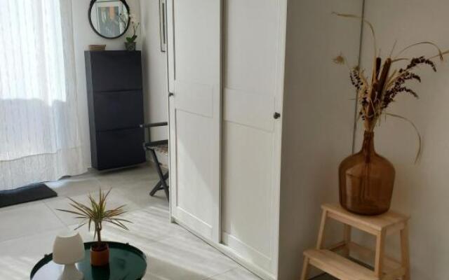 Charmant studio moderne avec extérieur