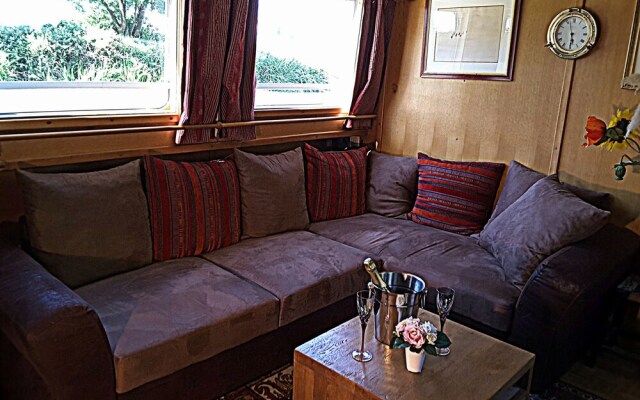 Barge Beatrice cruises on the Canal du Midi