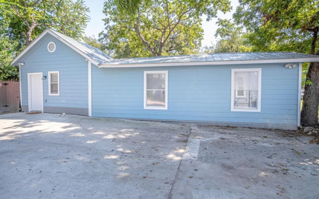 Remodeled Historic 1BR 1BA House Near Downtown