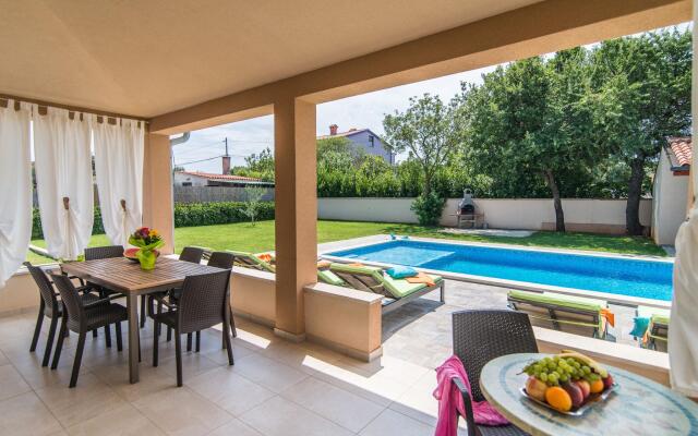 Stylish Villa in Ližnjan with Swimming Pool
