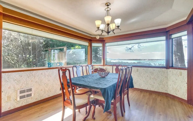Enchanting Coos Bay Sanctuary w/ Lush Views!