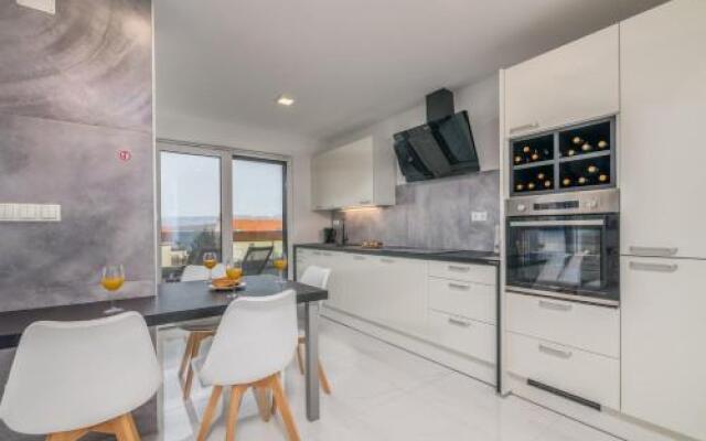 Elle Luxury Apartments Vanta?I?I