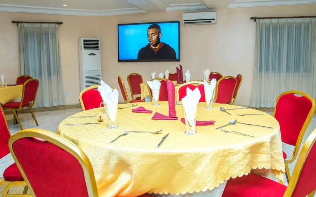 Royal Crest Hotel & Suites