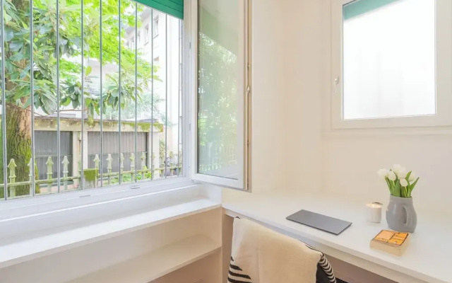 A Step From the Lake Apartment by Rent all Como