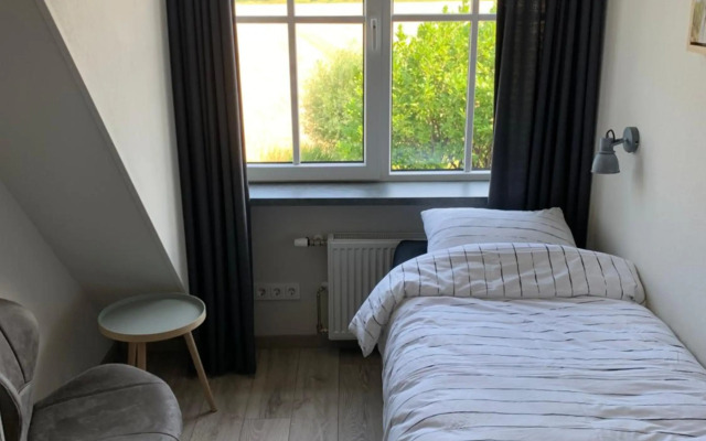 Dijkhofje, dichtbij strand, zee en meer.