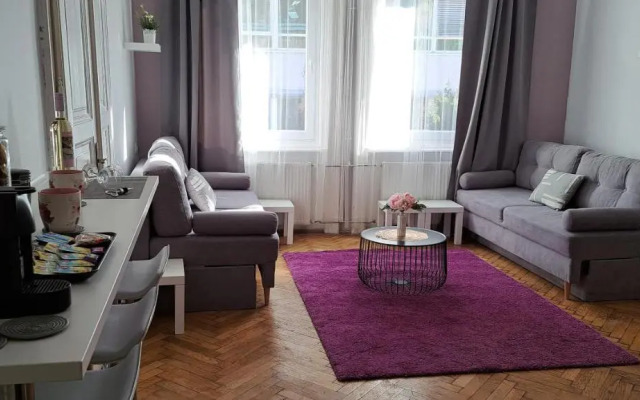 Sweet 16 Apartment in the Party District
