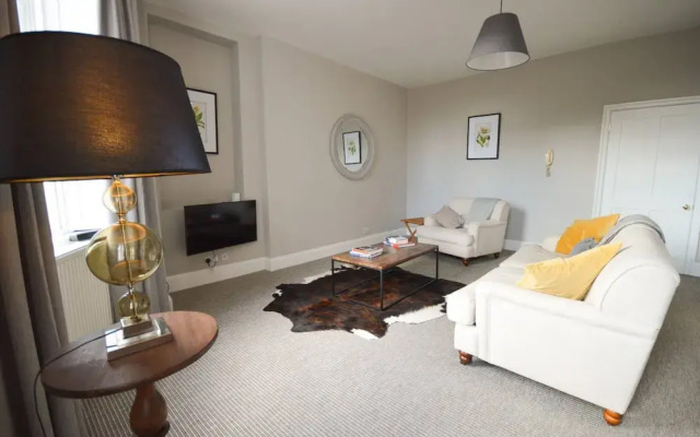 Stylish 3 Bedroom Maisonette Near City Centre