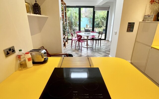 Colourful 3BD Home With Garden in Southville