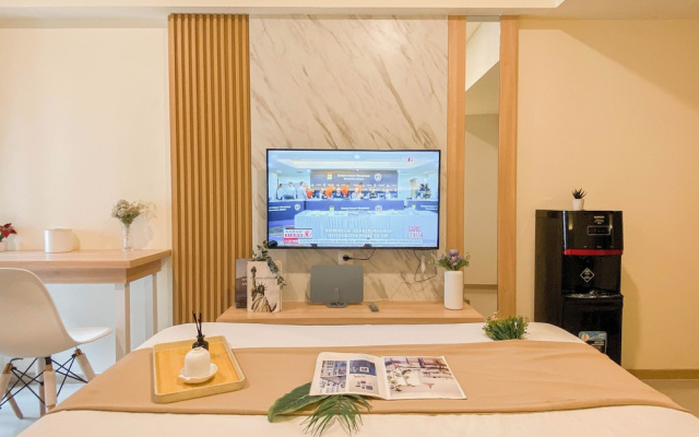 Warm Minimalist Studio Apartment Near Paramadina University At Meikarta – Guest Rooms – Cibatu