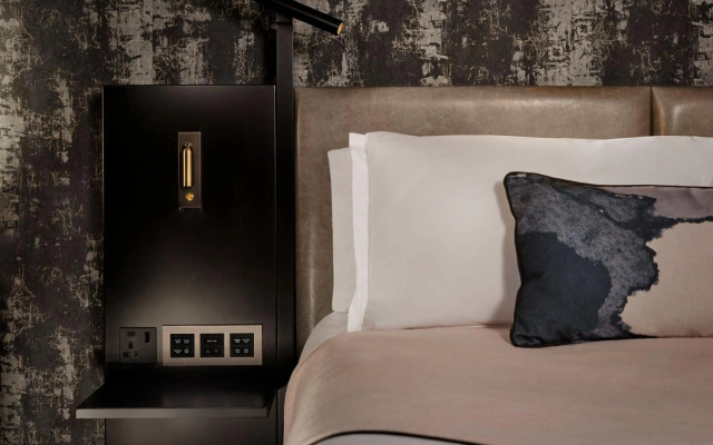 Montcalm East, Autograph Collection