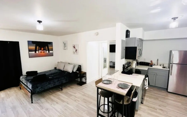 Upper East Side Renovated Studio Free Parking