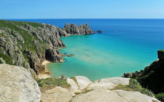 Kitty Unique 60s Caravan set in Pretty Garden