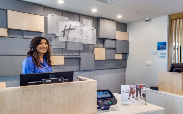 Holiday Inn Express & Suites Denton South by IHG