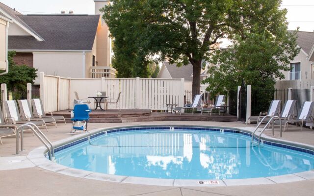 Cloverleaf Suites Kansas City - Overland Park