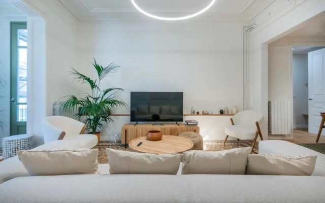 Amazing 5 bedrooms 5 bathrooms by Plaza Catalunya