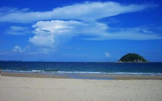 Xichong No. 1 Beach Huts