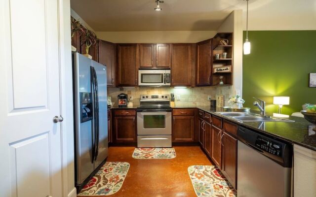Luxurious Business & Family Montrose Condo -