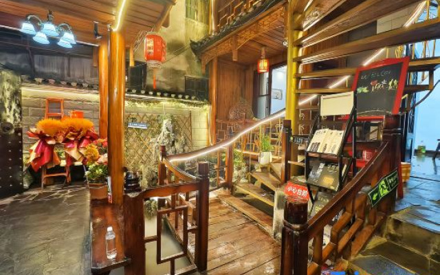 Qingcheng Xiaoyuan (Fenghuang Ancient Town Branch, Lansheng Metro Station)