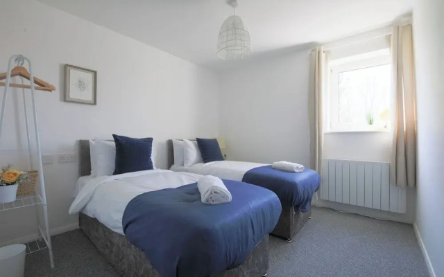 2 Bed Apartment Overlooking Water