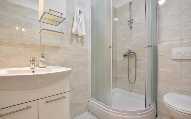 Nice Home in Duce With Wifi and 10 Bedrooms