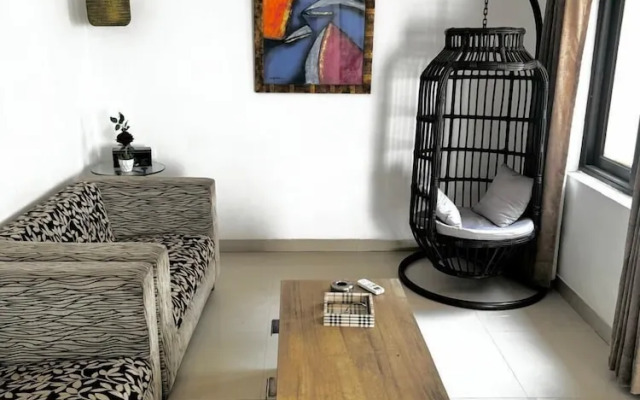 R Cottage Studio Apartments