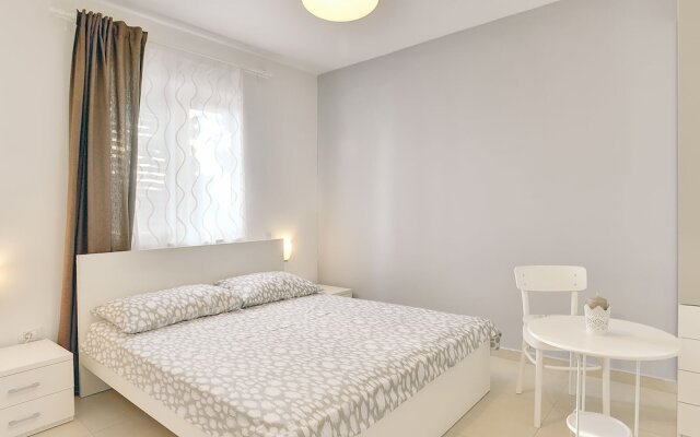 Luxurious Villa with Sauna & Hot Tub in Žminj